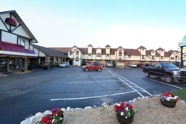Bavarian Haus Lakefront Inn (St Ignace)